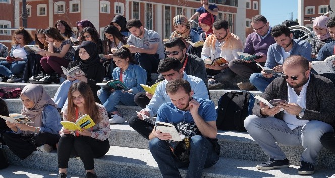 Bilecik Şeyh Edebali Üniversitesinde kitap okuma etkinliği düzenledi