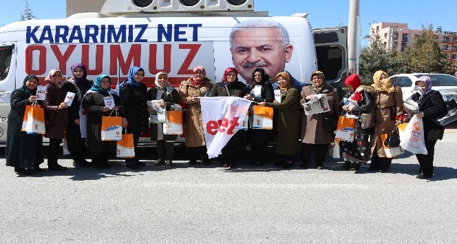 AK Parti Konya Kadın Kolları ev ev gezerek referandum için destek istiyor