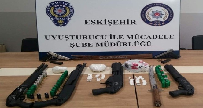 Eskişehir polisinin 11 adrese eş zamanlı uyuşturucu operasyonu