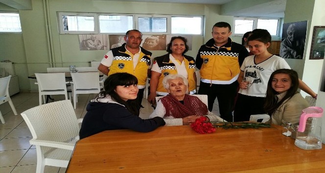 Burhaniye’de gönüllü torunlar huzurevini ziyaret etti