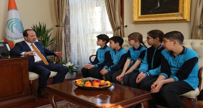 Öğrenciler, Başkan Gürkan’a merak ettiklerini sordu