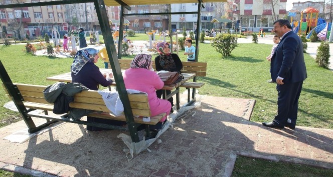 Başkan Karabacak, parkları dolduran vatandaşlarla sohbet etti