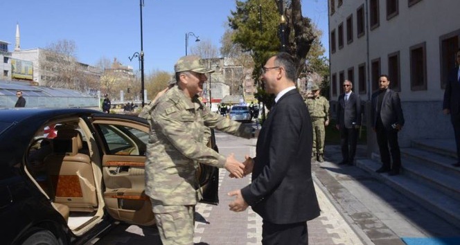 Kara Kuvvetleri Komutanı Orgeneral Çolak, Malatya Valisini ziyaret etti