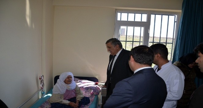 Harran Üniversitesi Rektörü Taşaltın, bakım evinde kalan yaşlıları ziyaret etti