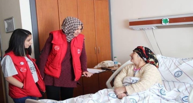 Ardahanlı gönüllü gençler yaşlı hastaları ziyaret etti