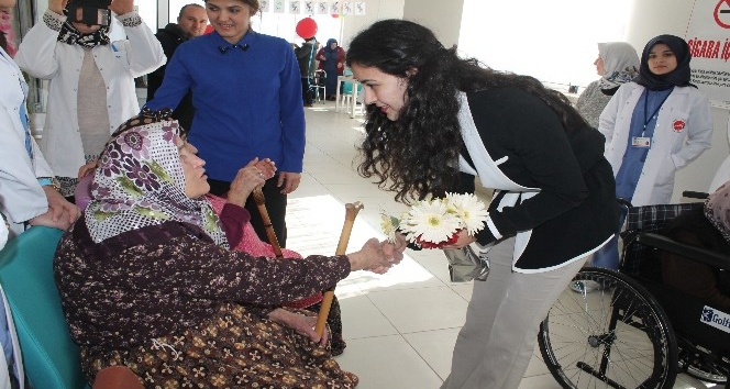 Tosya Toplum Sağlığı Merkezi Huzurevi sakinlerinin Yaşlılar Gününü kutladı