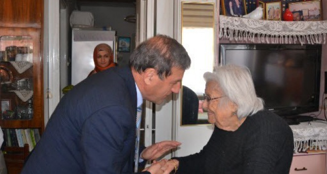 Başkan Özkan yaşlıları unutmadı