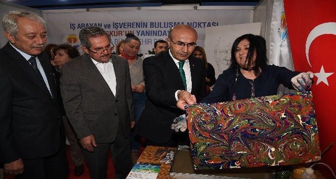 Vali Demirtaş, Büyükşehir standında ebru yaptı