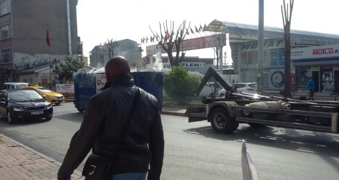 İstanbul Fatih&#039;te karton kağıt toplayan geri dönüşüm aracında yangın çıktı