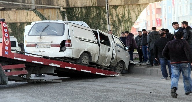 Servis minibüsüyle panelvan araç çarpıştı: 4 yaralı
