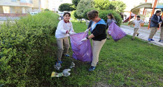 Ortaokul öğrencileri park temizliğinde