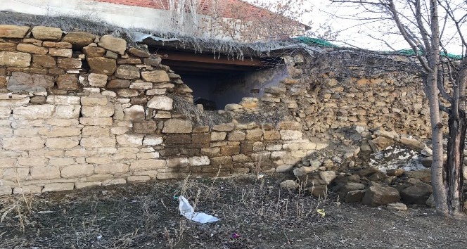 Horasan’daki depremde bazı toprak damlı evlerde hasar oluştu
