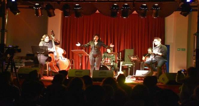 Gülcan Altan Alternatif Sahne’de müzik ziyafeti verdi