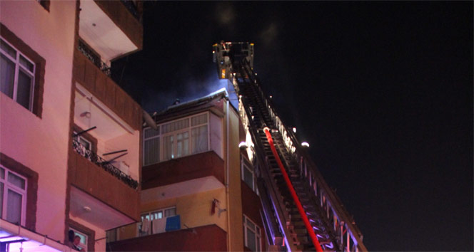 İstanbul Güngören’de 5 katlı bir binanın çatısı yandı