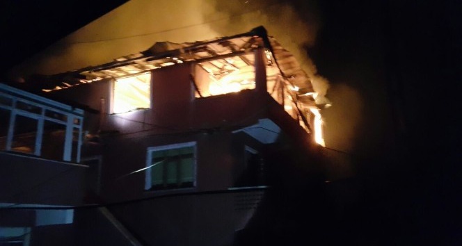 Zonguldak’ta yangın 3 katlı bina kullanılmaz hale geldi