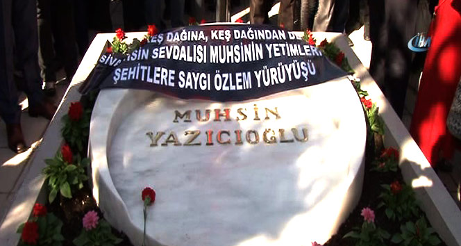 Vefatının 8. yılında Merhum Yazıcıoğlu&#039;nun sevenleri kabri başına koştu