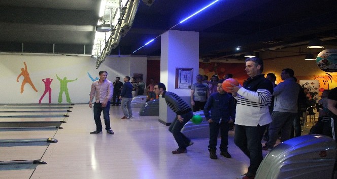 UEDAŞ çalışanları Bowling oynayarak stres atıyor