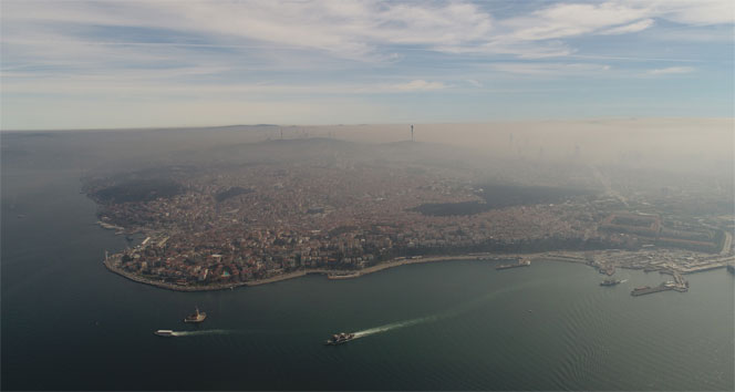 İstanbul&#039;u kaplayan yoğun sis havadan görüntülendi