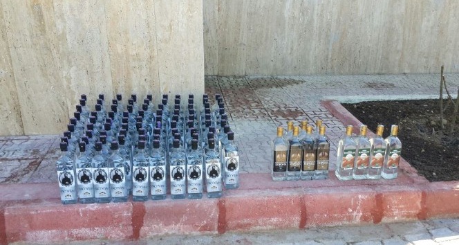 Antalya’da 100 şişe votka ele geçirildi