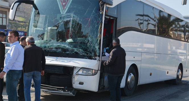 İzmir&#039;de tur otobüsü ile tır çarpıştı, yolcular dehşeti yaşadı