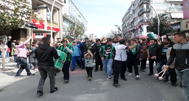 Sakaryaspor taraftarı Orduspor maçı öncesi yürüdü