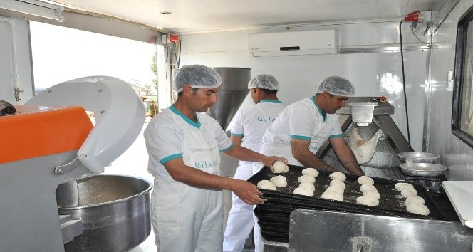 Akçakale’de ihtiyaç sahibi ailelere günlük 6 bin ekmek dağıtılıyor