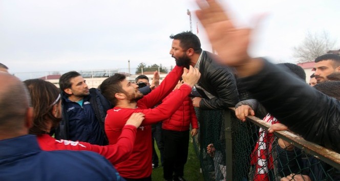 Samsunsporlu futbolcular ile taraftarlar arasında gerginlik