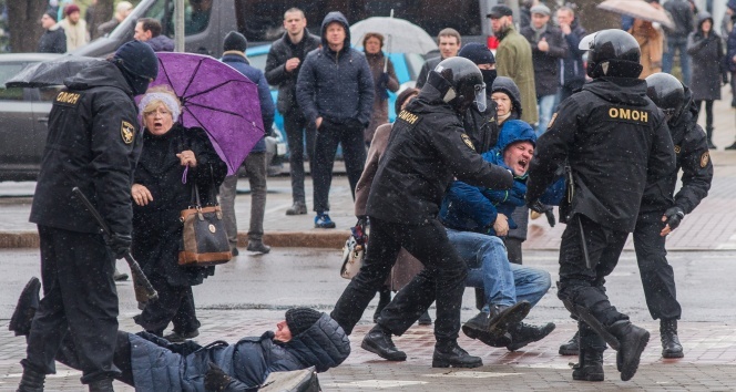 Beyaz Rusya&#039;da vergi protestosuna yüzlerce tutuklama