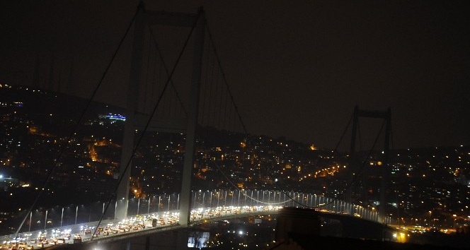 İstanbul’un anıtsal yapıları Dünya Saati etkinliğinde karanlığa büründü