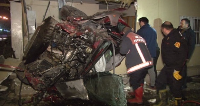 Başkent’tekontrolden çıkan otomobil muhtarlık binasına uçtu: 4 ölü, 1 yaralı
