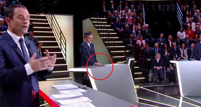 Fransız cumhurbaşkanı adaylarından François Fillon canlı yayında kopya çekti