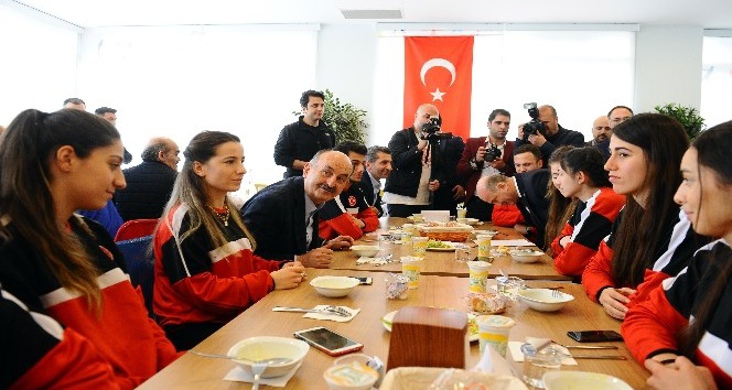 Müezzinoğlu: &quot;Türk milleti zorlukları birlikte aşacak&quot;