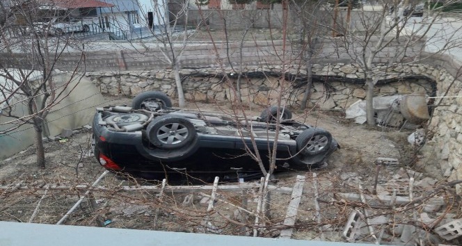Duvarı aşıp aracı ile bahçeye düşen bayan sürücü ağır yaralandı