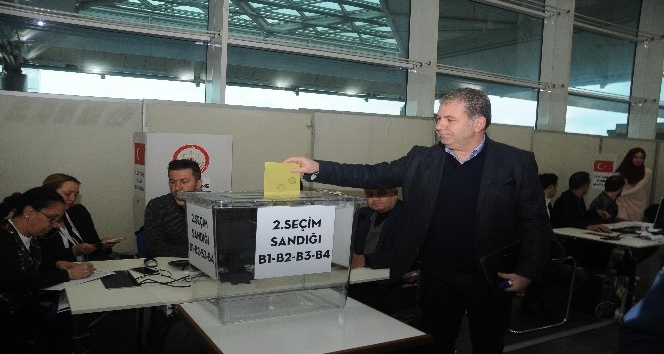 Atatürk Havalimanı’nda referandum oylaması başladı