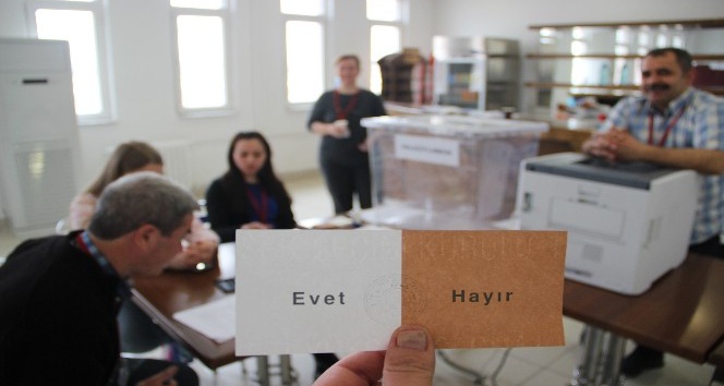 Gurbetçi vatandaşların referandum için oy kullanımı başladı
