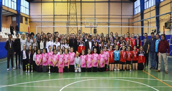 Bozüyük Belediyesi İdman Yurdu Spor Voleybol Takımı kupaları topladı