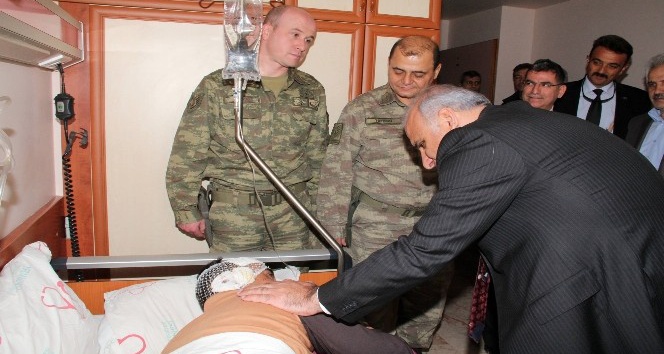 14 teröristin öldürüldüğü olayda yaralanan askeri Vali Zorluoğlu ziyaret etti