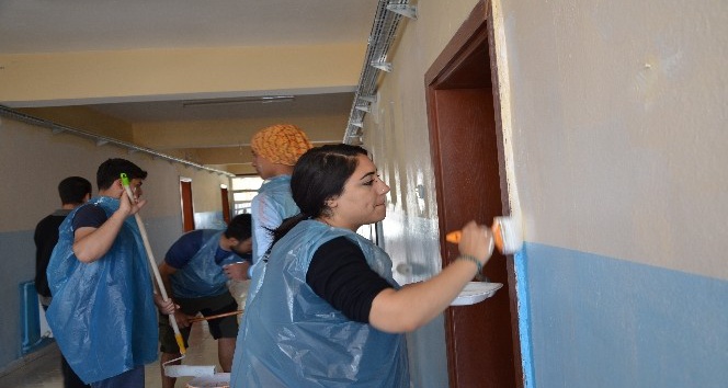 Üniversite öğrencileri, ilkokul duvarını boyadı