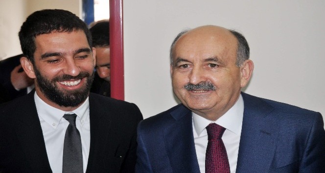 Milli maça saatler kala Arda Turan ile Bakan Müezzinoğlu protokol imzaladı