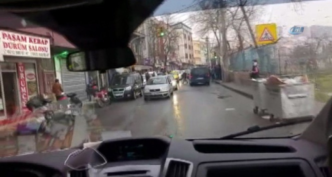 AK Parti seçim aracına saldırı kamerada