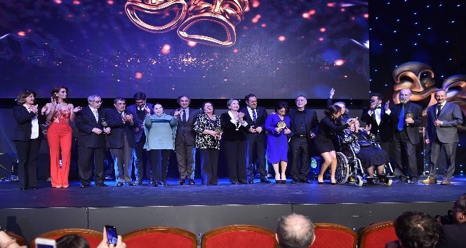 Türk tiyatrosunun duayen isimleri Beyoğlu’nda onurlandırıldı