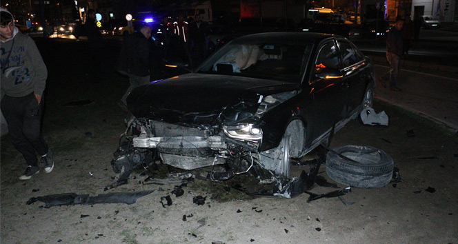 Refüjü aşan otomobil minibüse çarptı: 5 yaralı