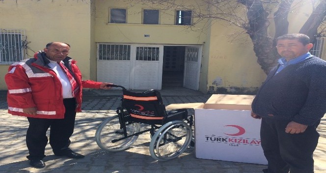Kızılay yatalak hastaya tekerlekli sandalye hediye etti