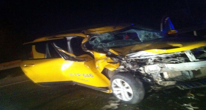 Ticari taksi arkadan tıra çarptı: 1’i ağır 2 yaralı