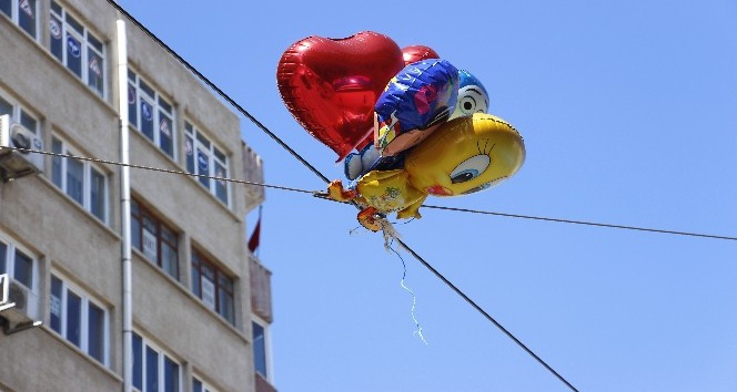 Eskişehir’de tramvay ulaşımına uçan balon engeli