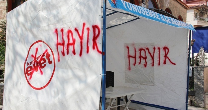 Manisa’da 'evet' standına çirkin saldırı