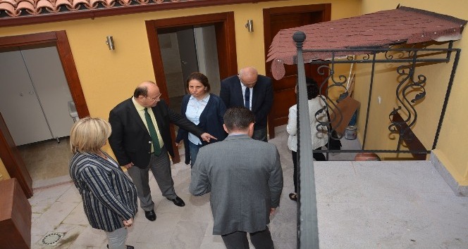 Başkan Özakcan, restorasyonu süren konakları inceledi
