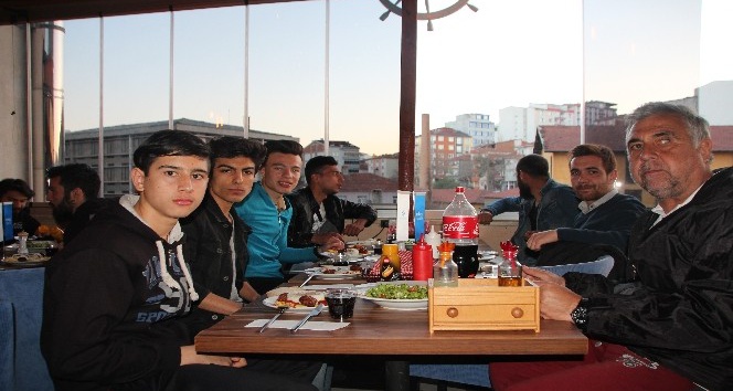 Bilecikspor futbolcuları maç sonrası moral yemeğinde bir araya geldi