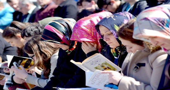 Şehir meydanında toplanıp kitap okudular