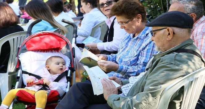 Bebekleriyle kitap okudular